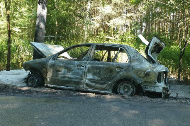 W lesie płonął samochód Radio Kielce