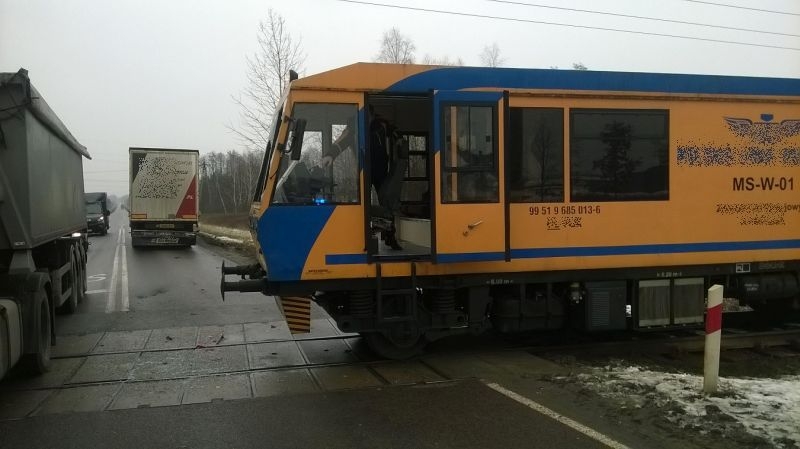 Ciężarówka zderzyła się z lokomotywą w Połańcu. Nikt nie