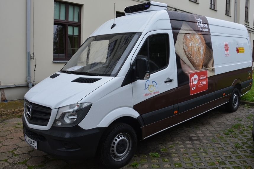 Kielecka Caritas ma nowy samochód chłodnię Radio Kielce